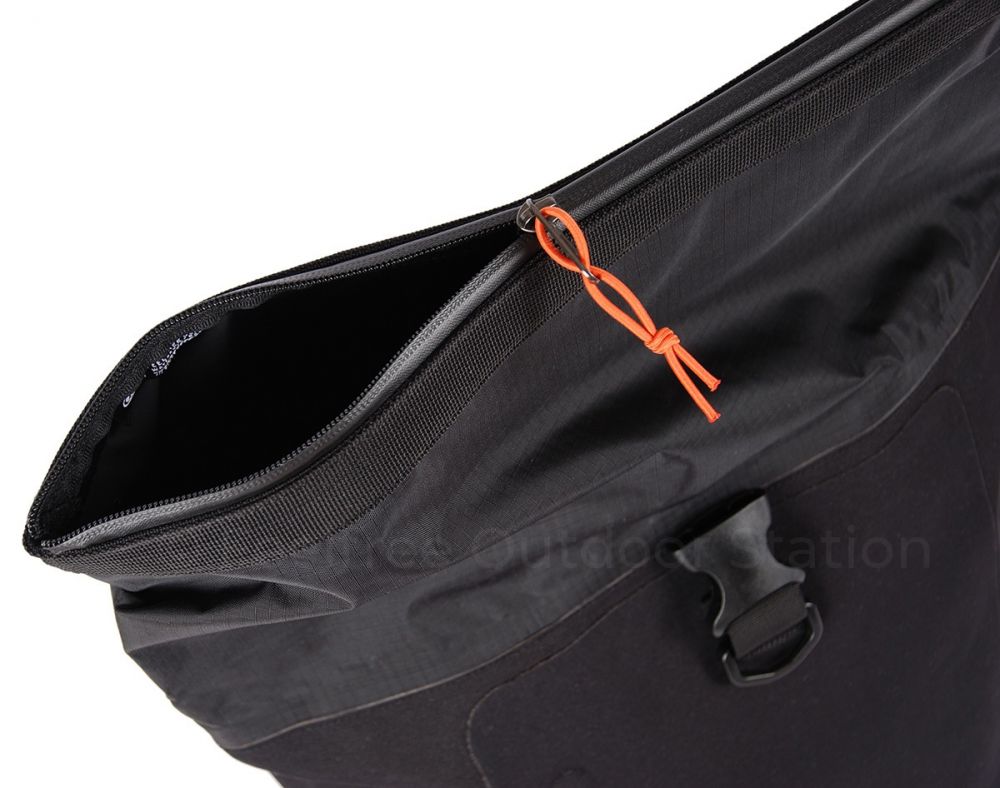 23/1/en/weatherproof-backpack-feelfree-urban-eco-18l-black-10.jpg