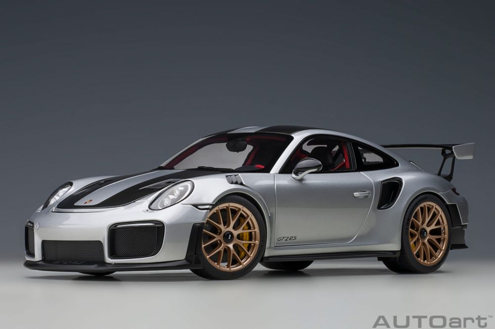 23/10/en/autoart-porsche-911-gt2-rs-weissach-118_-1.jpg