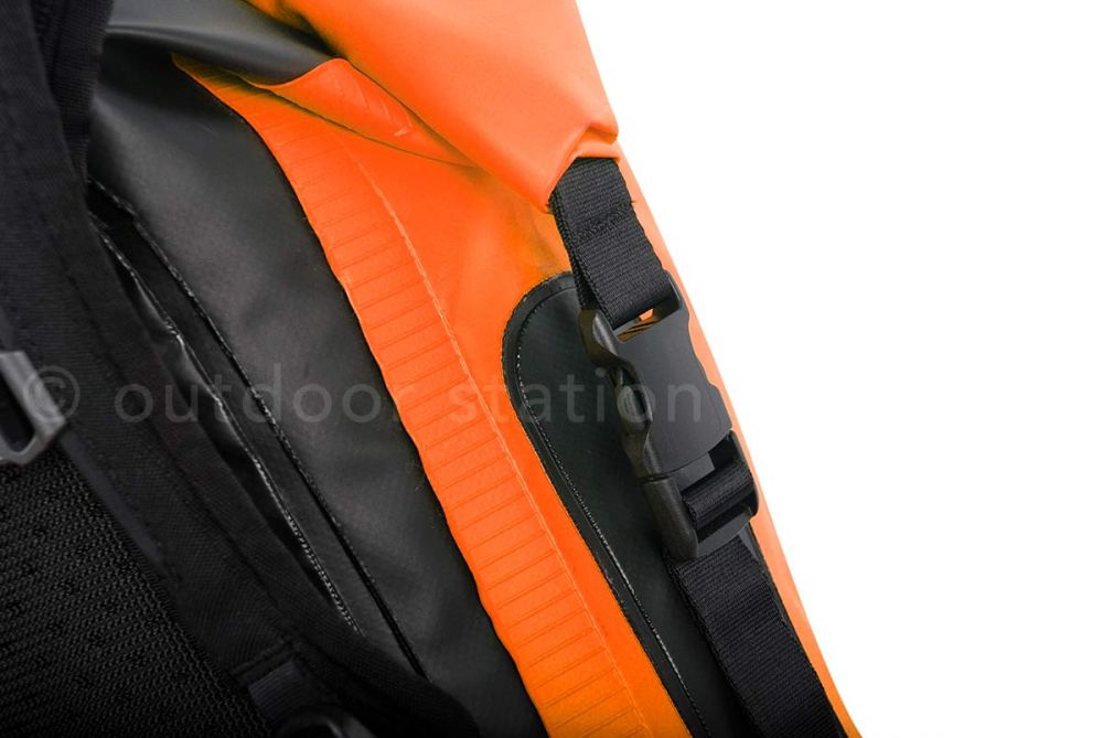 waterproof-motorcycle-backpack-feelfree-metro-15l-mtr15org-10.jpg